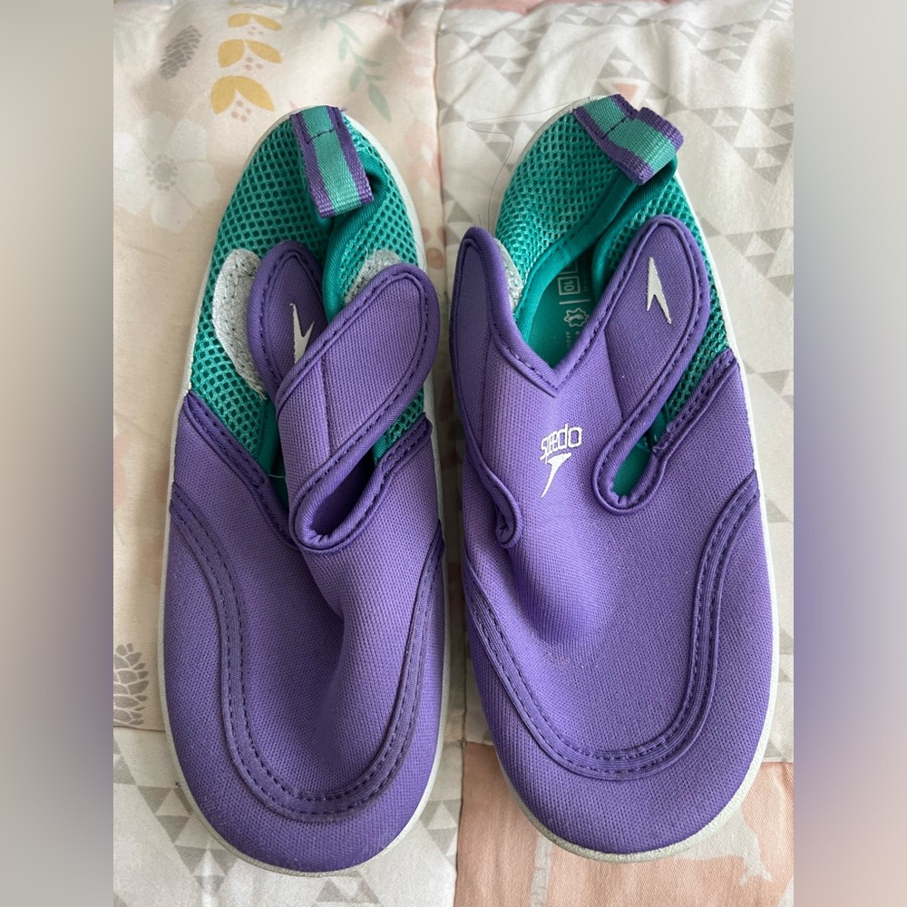 Speedo water shoes for toddlers size 9/10